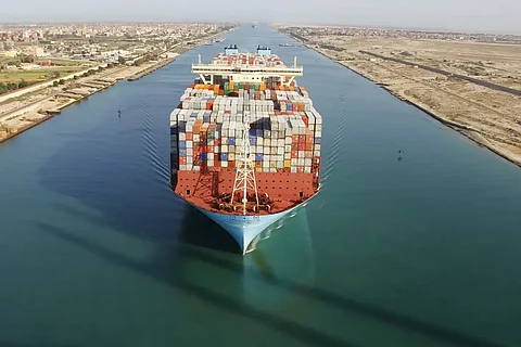 عقب نشر قوة عسكرية بالبحر الأحمر.. شركتا شحن تُبلغان قناة السويس بالعودة للممر الملاحي