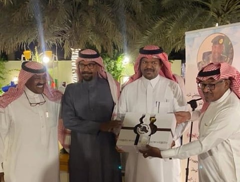 زملاء وأقارب "راشد الدوسري" يحتفون بتقاعده من السلك العسكري