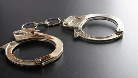 عسير.. القبض على 7 أشخاص بحوزتهم 33 ألف قرص طبي و30 كيلوجراماً من القات