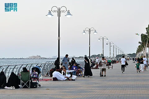 مع اعتدال الأجواء.. توافد أعداد كبيرة من المتنزهين على الواجهات البحرية والحدائق بجازان