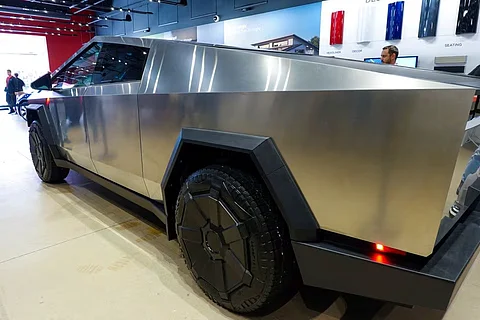 رسمياً.. "تسلا" تكشف عن أسعار وإصدارات ومواصفات شاحنتها Cybertruck