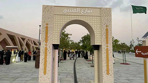 من بغداد إلى الظهران.. محاكاة لشارع المتنبي عاشها الزوَّار بتفاصيله