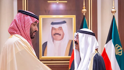 بناءً على توجيه خادم الحرمين.. ولي العهد يقدم واجب العزاء في وفاة أمير دولة الكويت