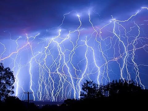 أمطار غزيرة وصواعق رعدية حتى المساء.. "إنذار أحمر" لمكة المكرمة وعسير وجازان