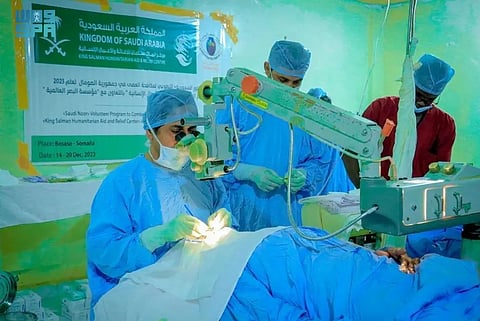 "مركز الملك سلمان للإغاثة" يختتم برنامج نور السعودية التطوعي لمكافحة العمى في بوصاصو بالصومال