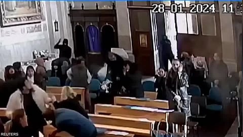 لحظة دخول المسلحين إلى الكنيسة