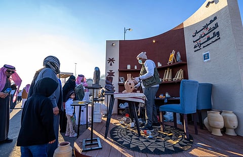 عروض حية للحِرَف اليدوية التقليدية تُلفت زوار مهرجان الكتّاب والقراء بخميس مشيط