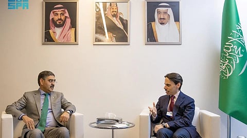 الأمير فيصل بن فرحان يلتقي رئيس الوزراء الباكستاني أنوار الحق كاكر