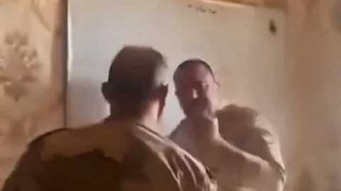 شاهد ضابط يصفع زميله الرتبة الأعلى بالجيش العراقي.. وتحرّك فوري لوزارة الدفاع في بغداد