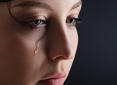 "عندما تبكي المرأة يهدأ الرجل الغاضب".. دراسة تكشف سرًّا في دموع النساء يؤثر بشدة على الرجال