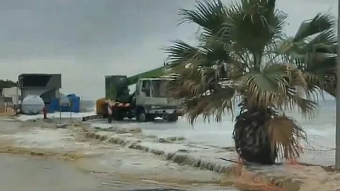 أمواج البحر تقتحم الشوارع في جدة