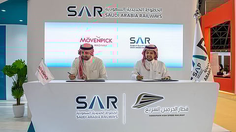 لبدء ترتيب موسم حج 1445هـ.. اتفاقية بين "فندق أنوار المدينة موڤنبيك" و"الخطوط الحديدية السعودية"