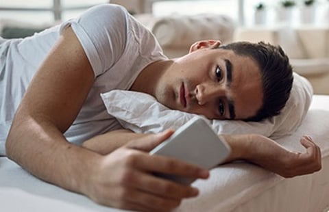 أضرارُها خطيرةٌ على الدماغ.. طبيبة أمريكية: احذر تصفح وسائل التواصل بعد الاستيقاظ مباشرة