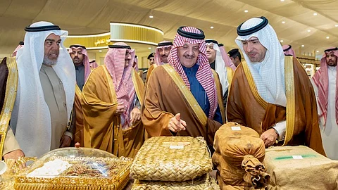 أمير الشرقية سعود بن نايف بن عبدالعزيز خلال تدشين مهرجان تسويق تمور الأحساء المصنعة