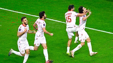 فرحة لاعبي منتخب طاجيكستان بالتأهل على حساب الإمارات