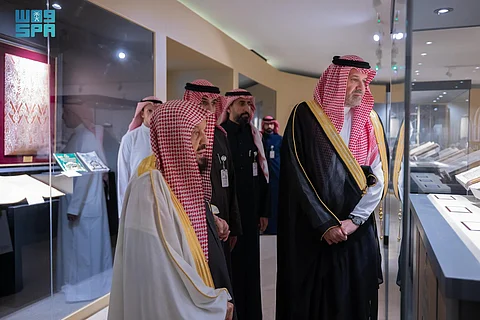 فيصل بن سلمان يتفقد مشروع موسوعة الحج والحرمين الشريفين
