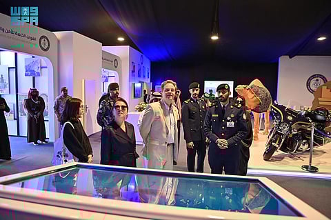 سفير كندا لدى المملكة يزور معرض "واحة الأمن" في مهرجان الملك عبدالعزيز للإبل