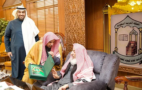 سلّمه كتاب "وحدة الصف".. المفتي العام يستقبل المفوض بالإفتاء بحائل