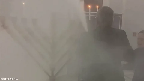 النائب أطفأ الشموع بمطفأة حريق