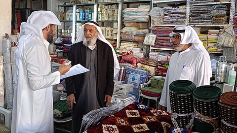 جانب من جولة لجنة توطين الوظائف بمنطقة نجران