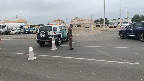 المرور يعلن فتح الحركة بشارع الكورنيش بجدة بعد إغلاقه بسبب الرياح الشديدة