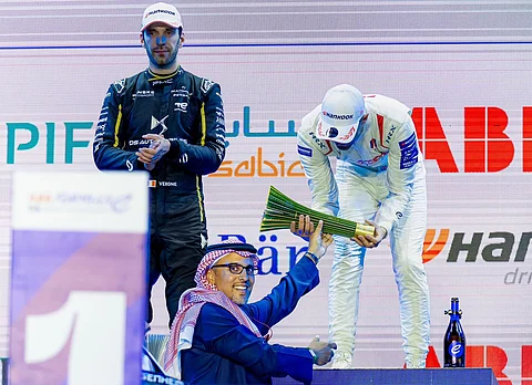 البريطاني "جيك دينيس" يُتوَّج بالمركز الأول في أول أيام سباق فورمولا إي-الدرعية 2024