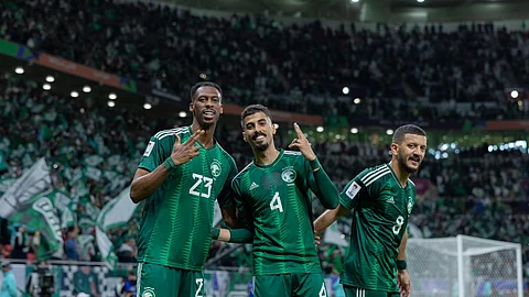 فرحة لاعبي المنتخب السعودي بتسجيل هدف في مرمى منتخب قيرغيزستان