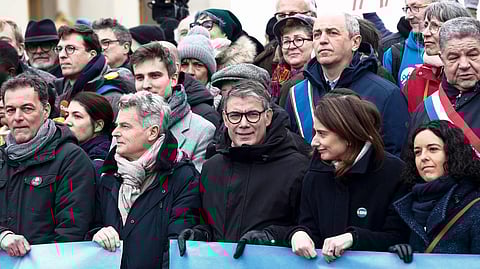 باريس.. آلاف الفرنسيين يشاركون في الاحتجاجات على قانون الهجرة الجديد