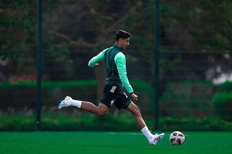 فيصل الغامدي لاعب المنتخب السعودي خلال التدريبات