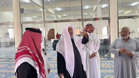 مشعل العتيبي خلال تفقده مساجد محافظة بدر الجنوب