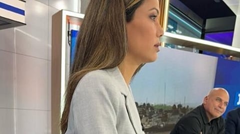 شاهد.. ماذا تضع مذيعة إسرائيلية على خصرها داخل الاستديو؟