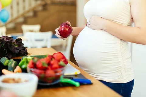 5 نصائح لتغذية صحية أثناء الحمل يبرزها "تجمع الرياض الأول"