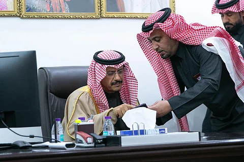 محافظ حفر الباطن يتفقّد مركزَ "ساموده" ويلتقي المواطنين ويقف على احتياجاتهم