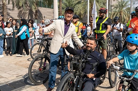 أستاذ من ذوي الإعاقة في كاوست يختتم رحلة 30 يوماً بالدراجة اليدوية عبر 8 مدن بالمملكة