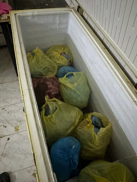 "بلدية الجموم" تضبط سكن عمالة يُستخدم لتخزين اللحوم بطريقة مخالفة