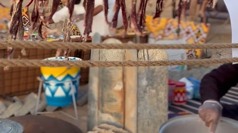 "مرقوق بالقفر".. وجبة شعبية قديمة عرَّفتها "أسرية الأفلاج" للأجيال بـ"أفضل كشتة"