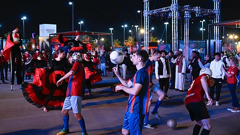 حماس كبير في منطقة المشجعين.. أنصار برشلونة وأوساسونا تحدٍ كبير في الرياض