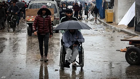 بالصور: فاقمت معاناتهم.. أمطار غزة تؤزم المعيشة وترهق سكانها وتفسد أغراضهم