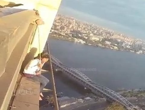 فيديو صادم.. لحظات سقوط فتاة مصرية من الطابق الـ 26 بفندق وسط القاهرة