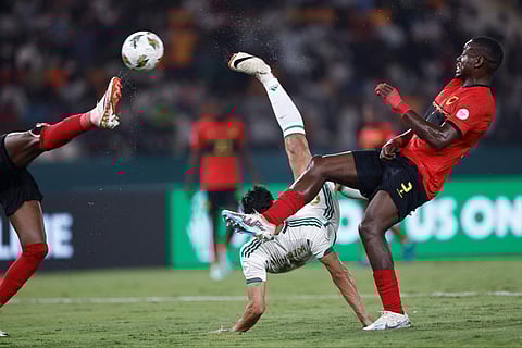 جانب من لقاء منتخب الجزائر ونظيره الأنغولي