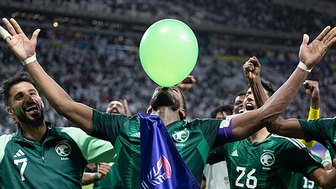 فرحة لاعبي المنتخب السعودي بتسجيل هدف الفوز على منتخب عمان