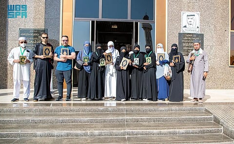 ضيوف برنامج خادم الحرمين للحج يزورون مجمع الملك فهد لطباعة المصحف