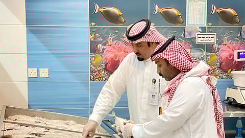 إغلاق 14 منشأة مخالفة للاشتراطات البلدية ببيشة