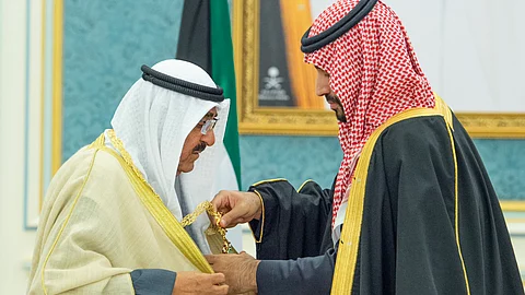 الأمير محمد بن سلمان يقلد الشيخ مشعل الأحمد الجابر الصباح قلادة الملك عبدالعزيز