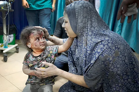 صورة: في غزة.. تبادلا المواساة وتفقَّدا جراحهما.. الأم والابنة والجرح واحد!