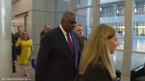 البيت الأبيض يرفض الدعوات لإقالة وزير الدفاع الأميركي