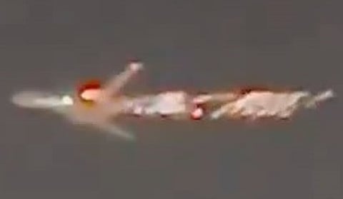 فيديو التقطتْه فتاةٌ صدفةً.. شاهد ما حدث لطائرة أمريكية بعد إقلاعها بدقائق