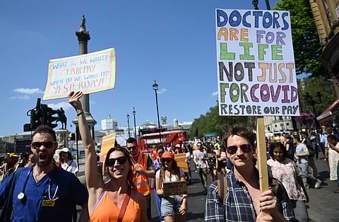 الأطول منذ 7 عقود.. أطباء مستشفيات إنجلترا يبدأون إضراباً مدته 6 أيام
