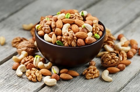 بسبب مواد سامة.. 3 مكسرات لا يُنصح بتناولها نيئة