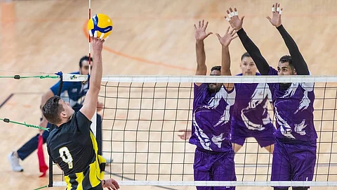جانب من منافسات الدوري الممتاز لكرة الطائرة